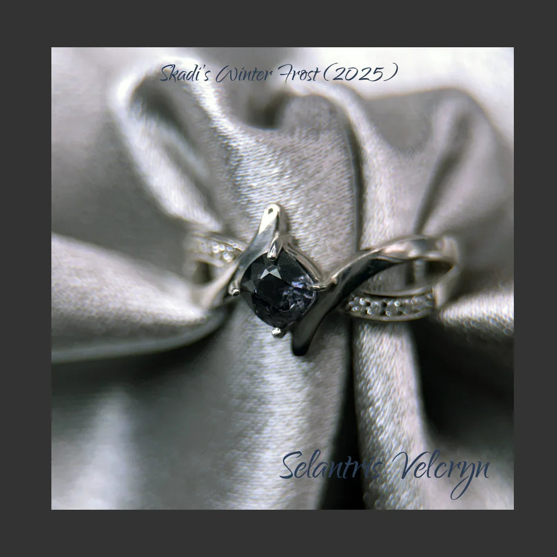Twilight Edge | Grauer Spinell 5mm 0,70 ct Infinity Twist Ring aus Sterlingsilber | Skadis Winterfrost